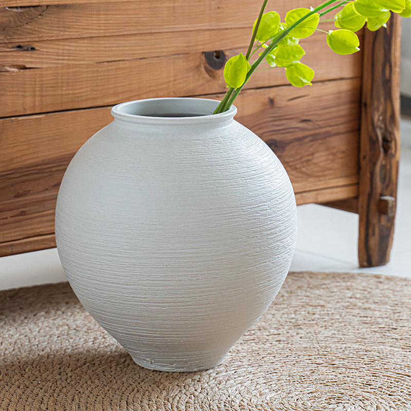 现代简约素雅高级感哑光白色横纹粗陶罐花器大圆肚陶瓷花瓶工艺品