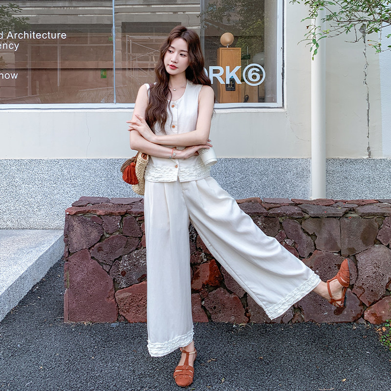 夏日甜美减龄穿搭女2025新款白色木耳边无袖马甲休闲阔腿裤两件套,女装套装/套裙,2C007