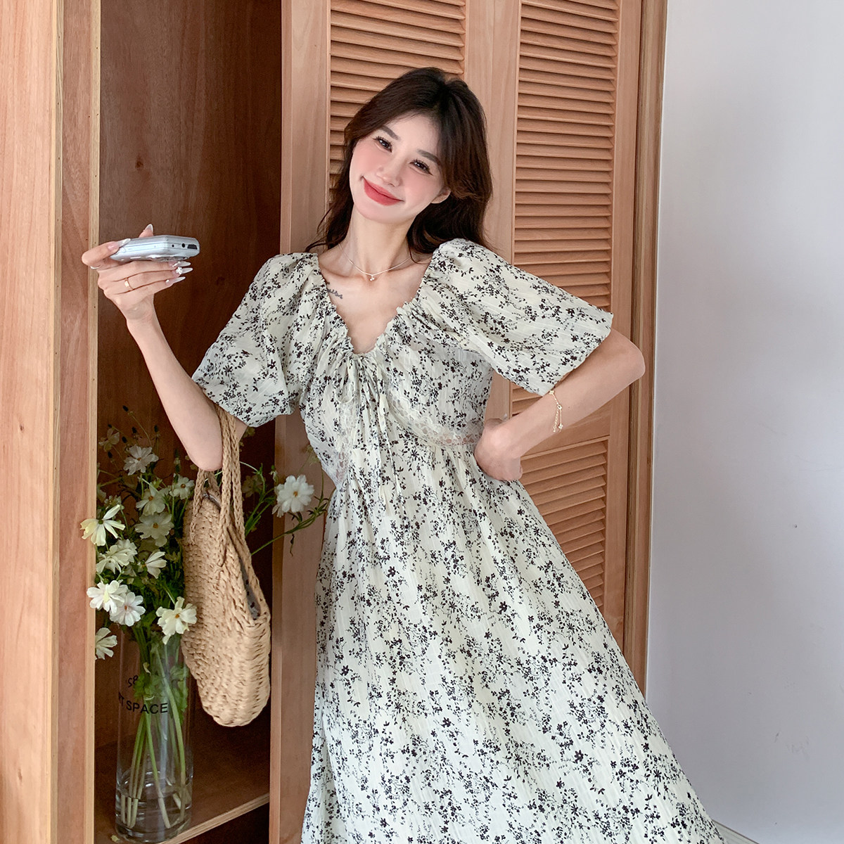 法式复古碎花连衣裙女2025夏季新款气质温柔风高腰显瘦V领茶歇裙图片