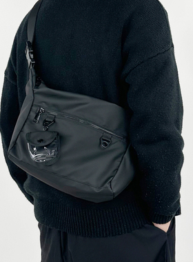 新款日系单肩斜挎包男潮牌学生运动背包通勤包休闲邮差包女ins潮