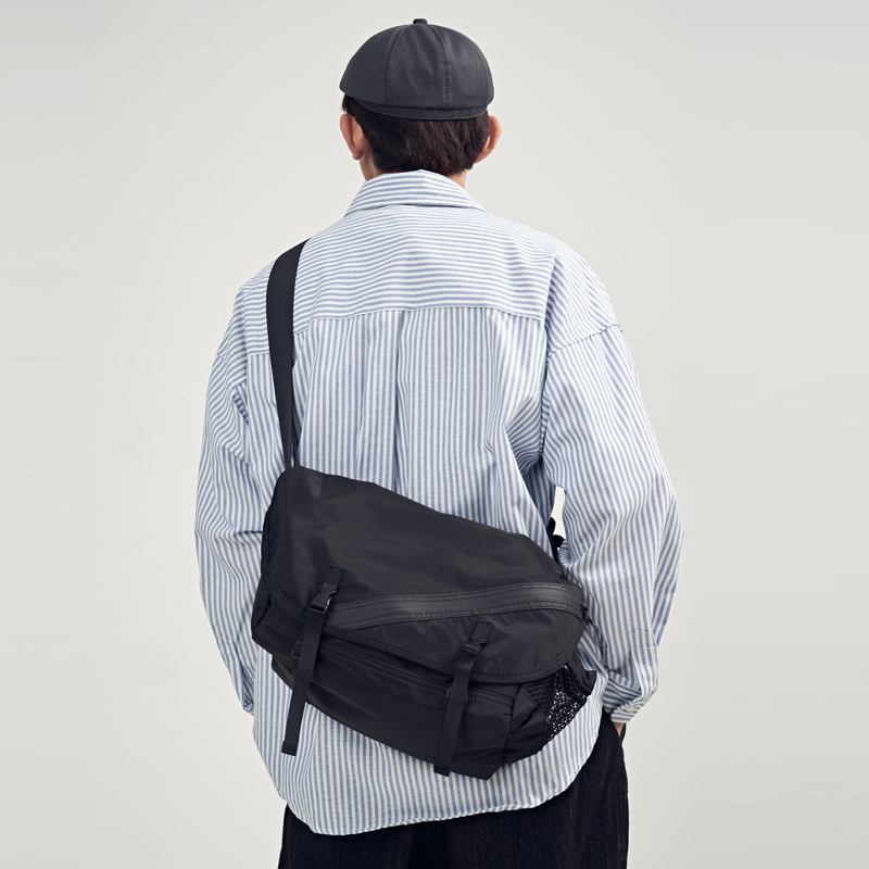 2025新款单肩斜挎包男潮牌休闲机能邮差包日系工装运动女挎包背包