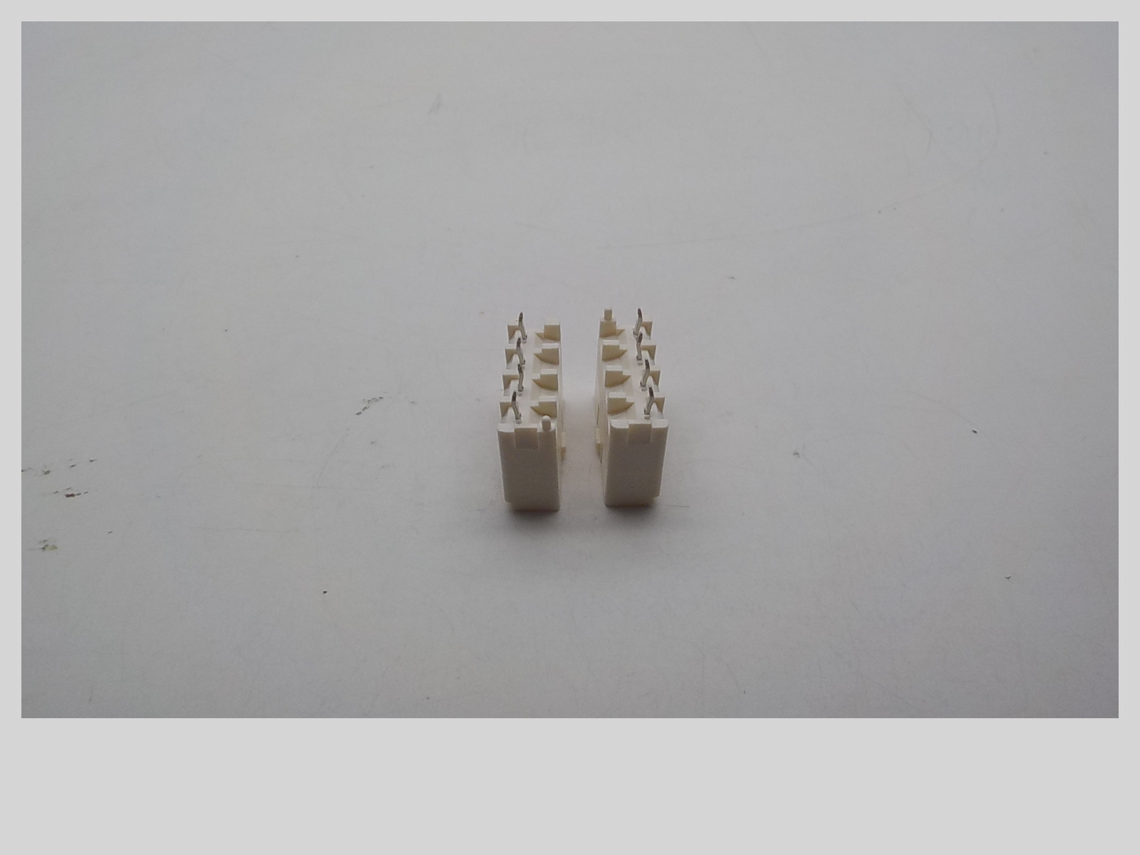 （5个）5MM B-T-W CONN 4P HDR ASSEMBL针座连接器15394N 300V 2A