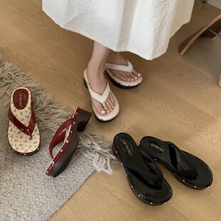 厚底铆钉人字拖鞋女夏外穿2025新款法式碎花凉鞋小个子夹角凉拖鞋