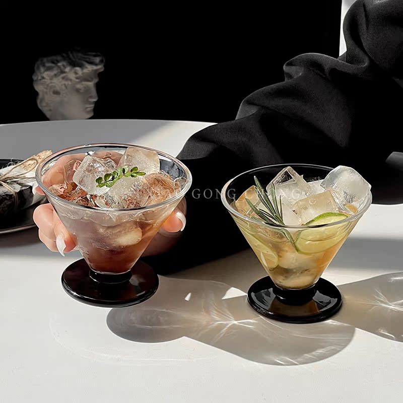 法式小众设计黑脚玻璃杯
