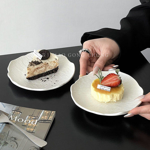 高级感不规则岩石纹陶瓷甜品盘子