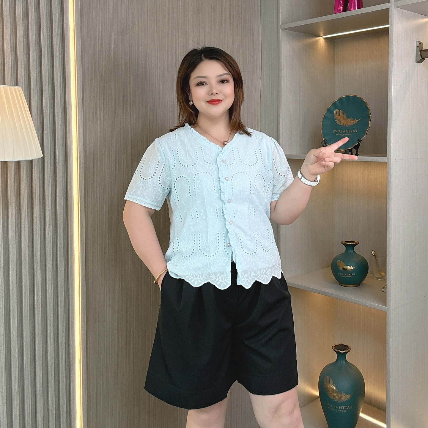 大码法式绣花蕾丝花边V领衬衫短袖女夏季胖mm设计感减龄短款上衣
