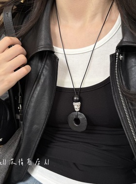 黑色木质圆环吊坠长款毛衣链女