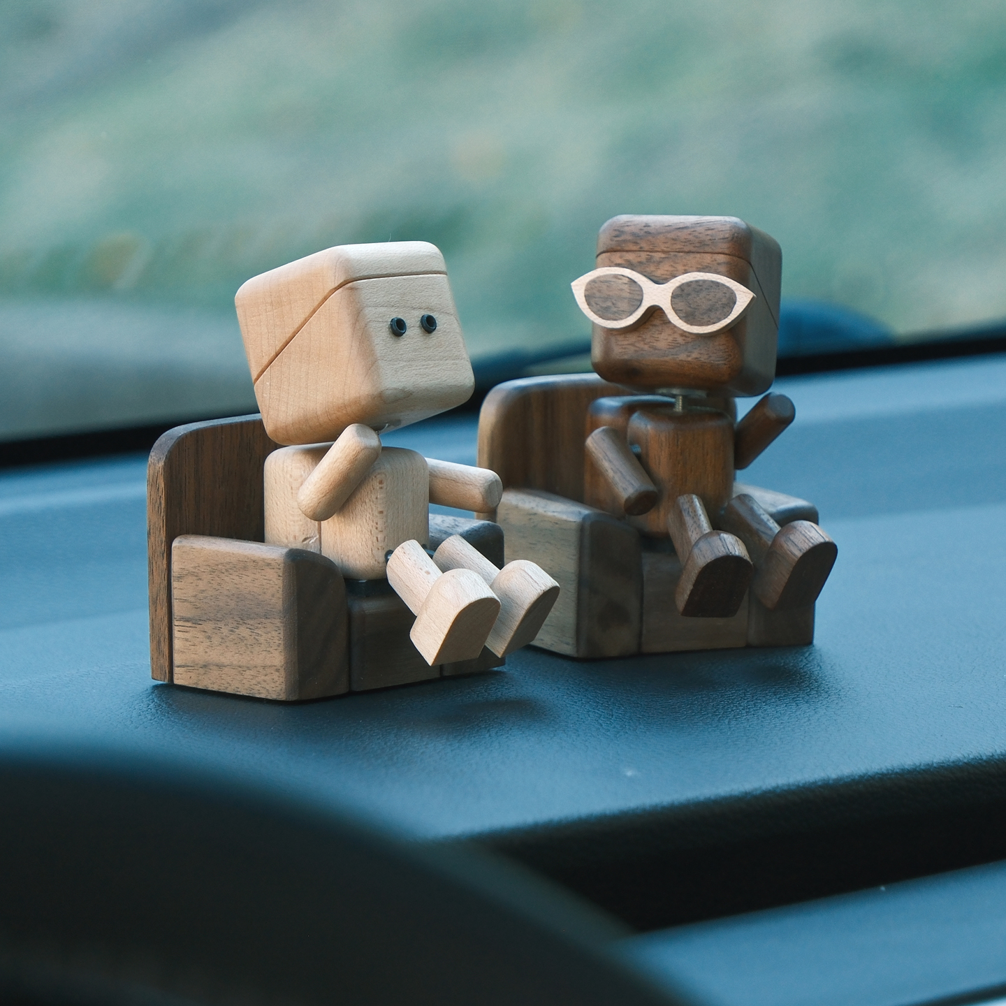 摇腿小木仔沙发墨镜wobblylegwoody创意车载香薰摆件抖腿小人饰品