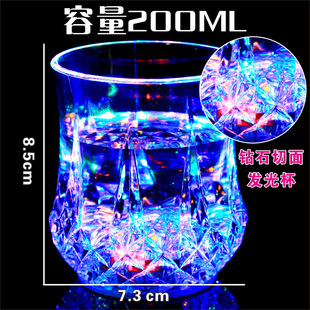 倒水就亮感应水杯七彩发光杯菠萝杯闪光杯把水倒杯子里就会亮礼物