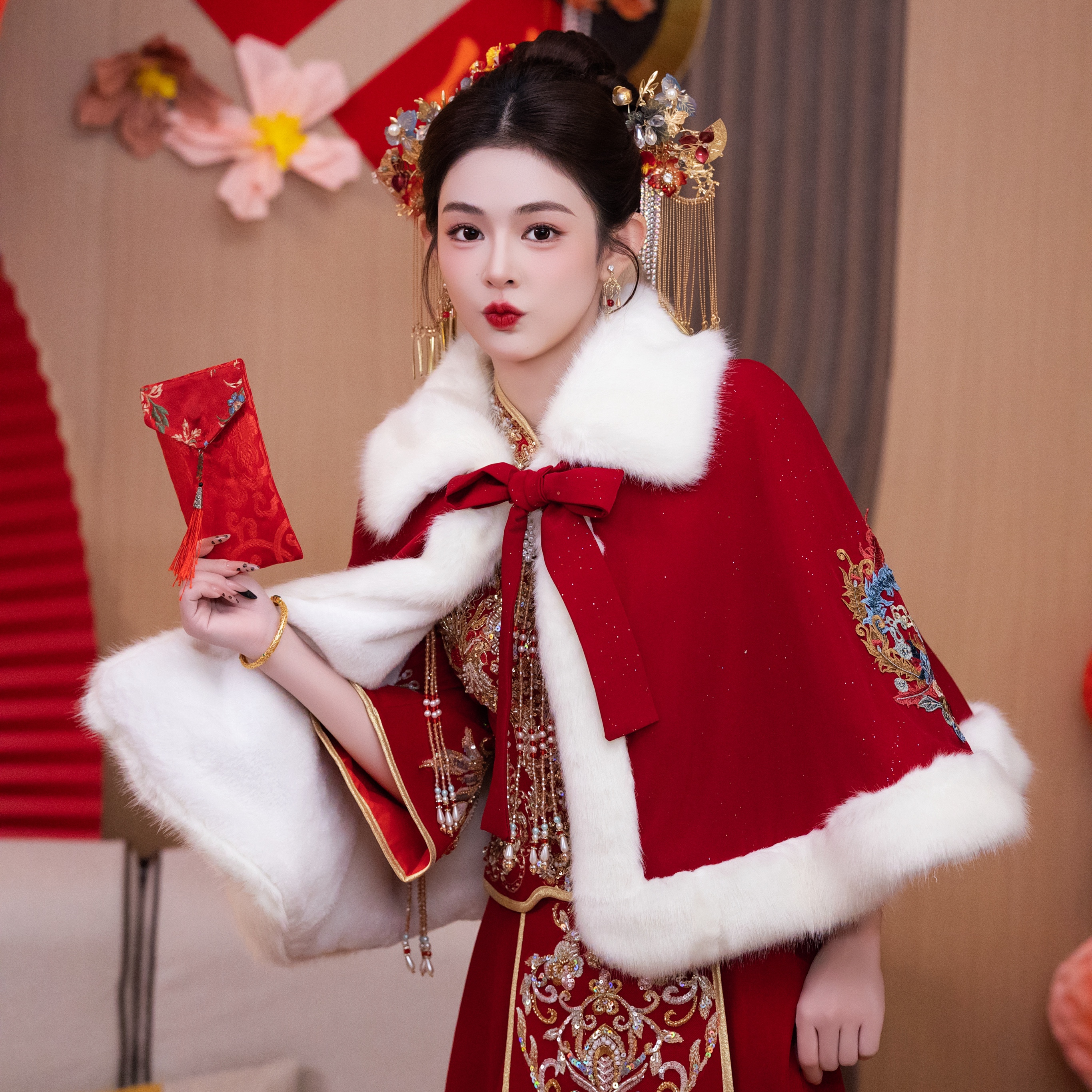 新娘结婚披肩斗篷敬酒服婚纱婚礼保暖秀禾披风酒红色皮草外搭冬季