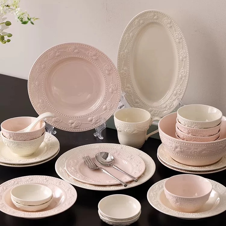 草莓浮雕奶油风陶瓷碗碟套装家用盘子菜盘高颜值饭碗汤碗鱼盘餐具