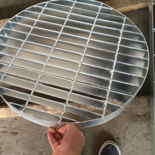 重型化工厂污水池