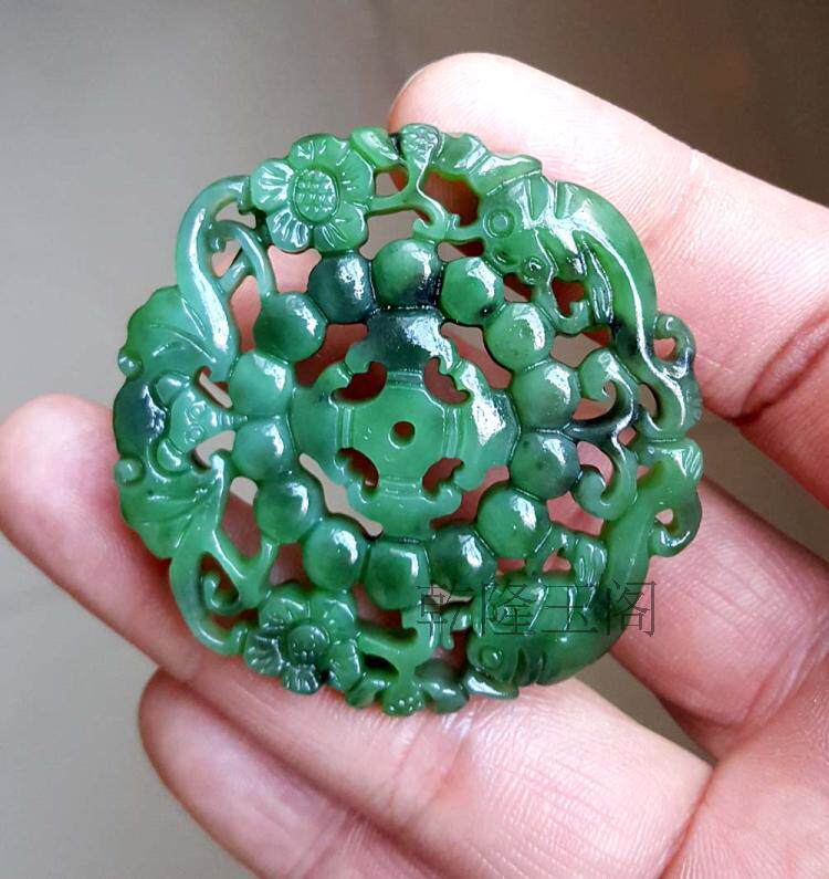 正品新疆天然和田碧玉事事如意牌子挂件菠菜绿镂空雕刻 特价促销