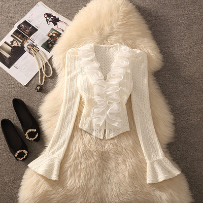 2026春秋法式蕾丝V领喇叭袖衬衫设计感花边修身打底衫氛围感上衣