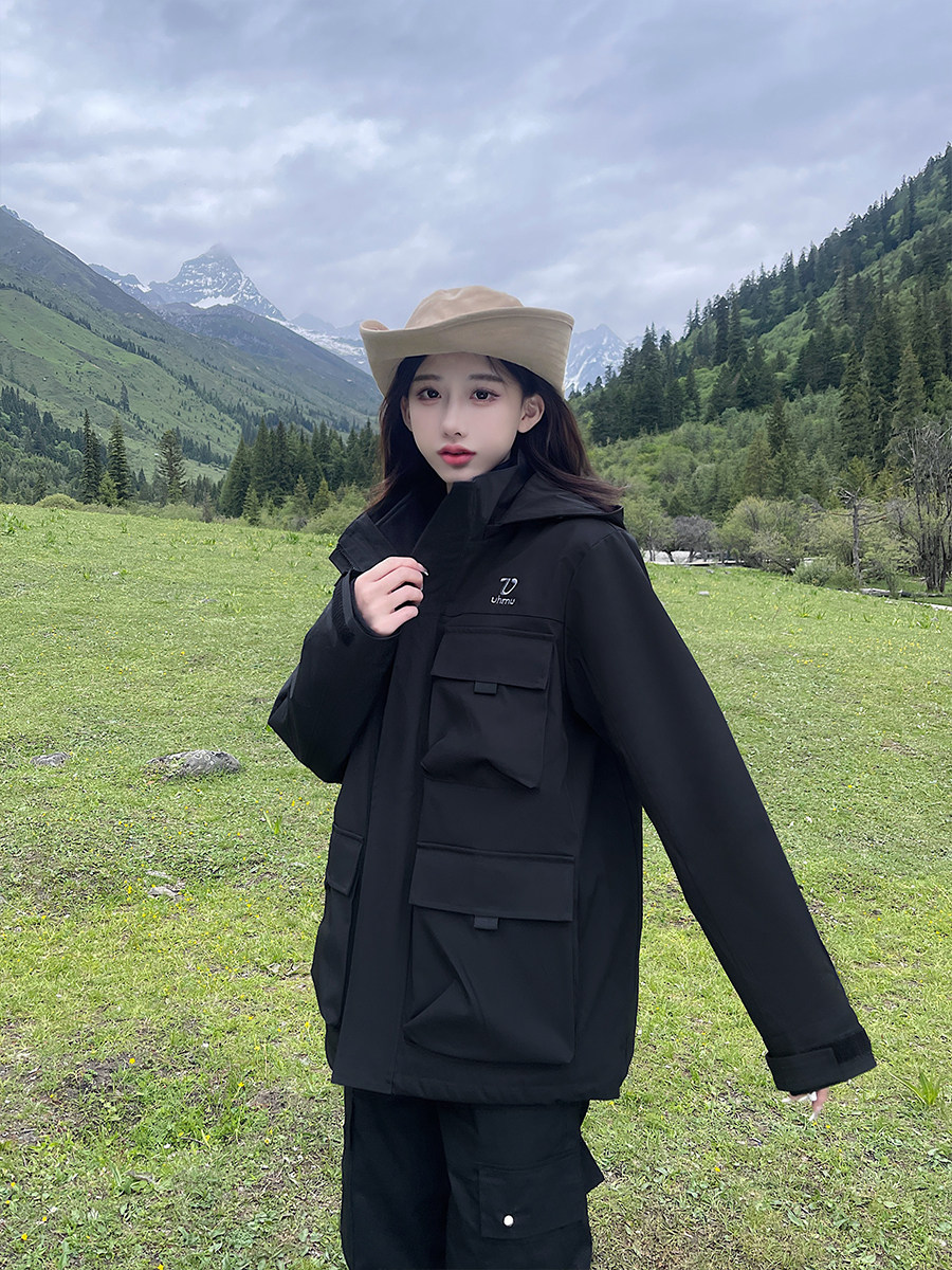 大码工装冲锋衣女款2023冬季新款胖mm旅游穿搭户外宽松登山服外套