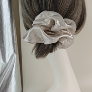 「吾庄」原创设计 氛围感亮闪闪清新银白大肠发圈极简柔软发饰