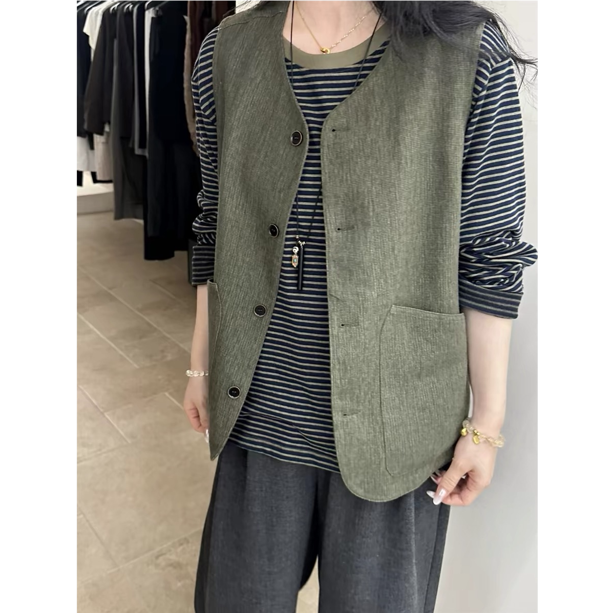 秋季孕妇休闲松弛感V领马甲+撞色条纹长袖宽松百搭打底衫T恤叠穿