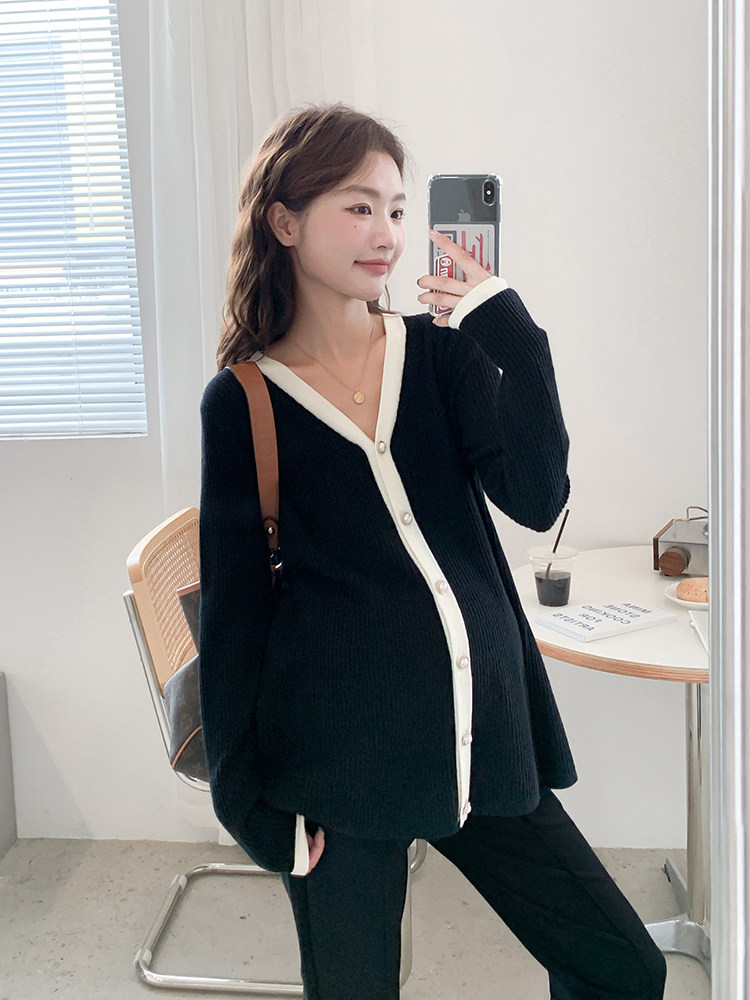XIAOXIANGFENG 패셔너블하고 서양식 임부복 봄 가을 의류 대비되는 브이넥 스웨터 재킷 배를 덮는 슬리밍 탑