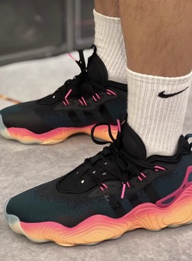 Adidas阿迪达斯 Trae Young 3 男子实战舒适透气篮球鞋 IE9303