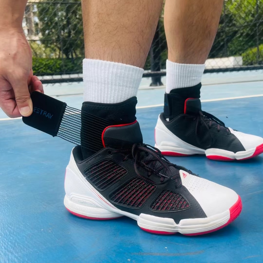 Adidas阿迪达斯轻便透气篮球鞋