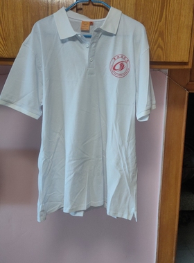 白色短袖T恤”盐城工学院校友会“”校服，肩宽52衣长78公分