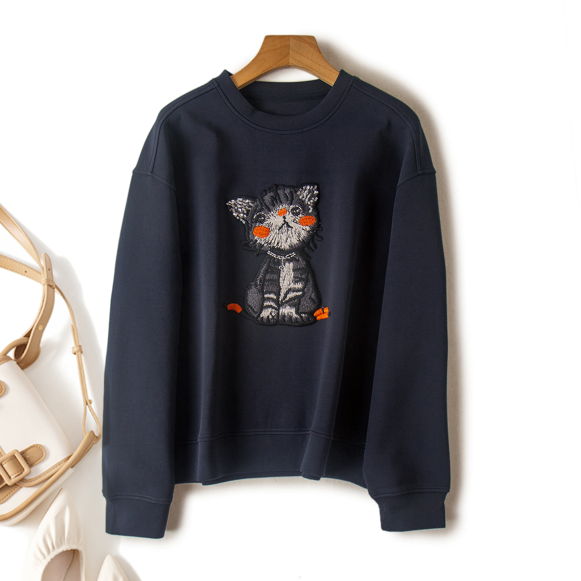 2025秋冬新款宽松挺括万针刺绣手工钉珠卡通猫咪圆领套头百搭卫衣