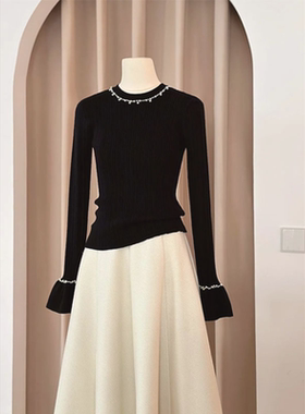 高级感黑色珍珠圆领喇叭袖毛衣打底衫女2025秋冬内搭修身针织上衣