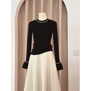 高级感黑色珍珠圆领喇叭袖毛衣打底衫女2025秋冬内搭修身针织上衣