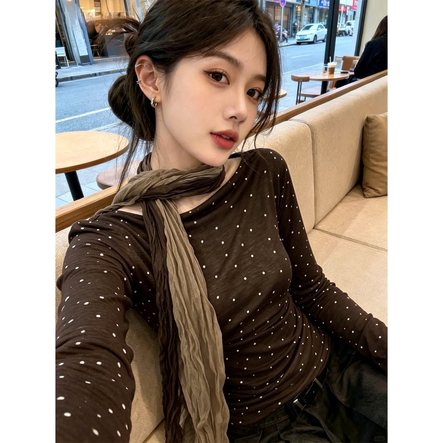 独特复古波点咖色长袖T恤配围巾女秋今年流行爆款修身打底衫上衣