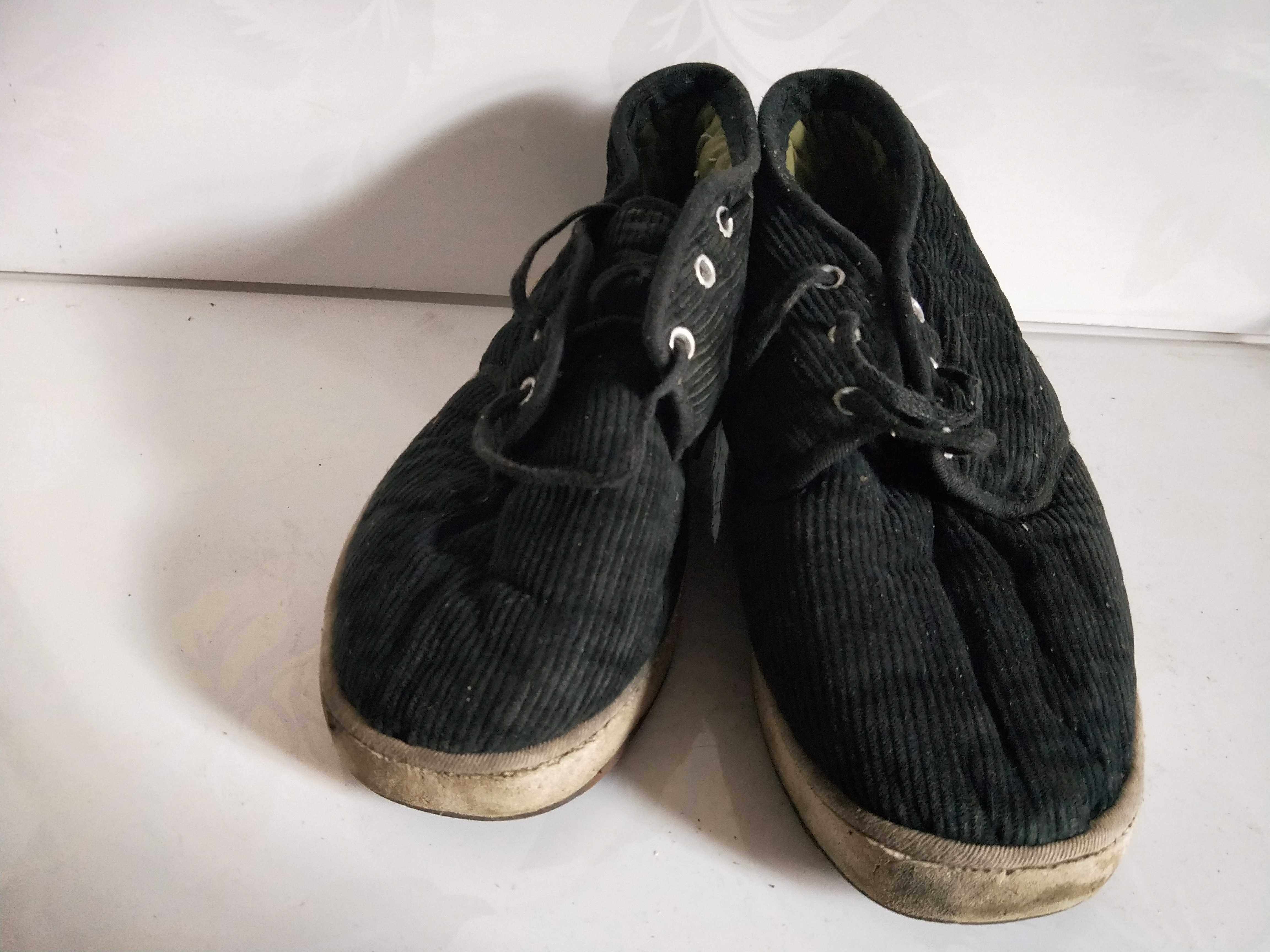 收藏怀旧几十年前的老旧物.棉鞋,布棉鞋.趟绒面,毡子底,系带