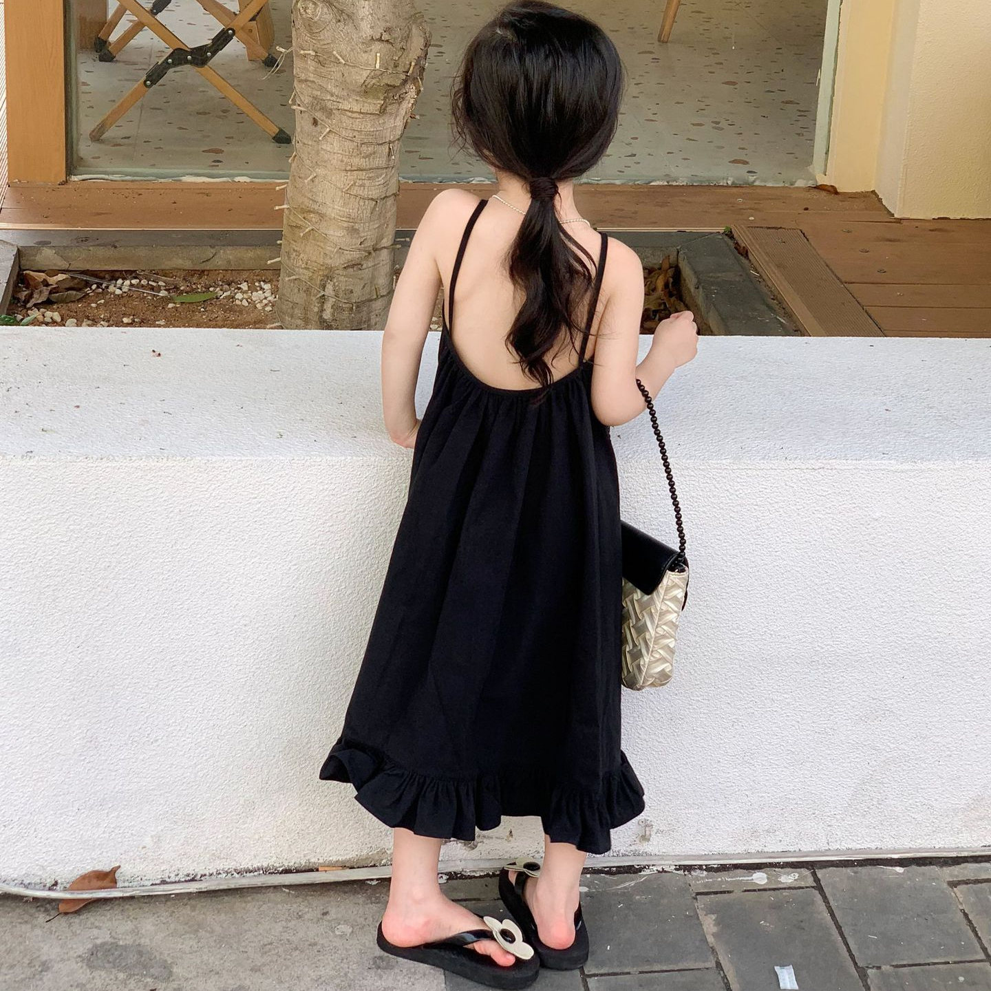 女童连衣裙2025夏季沙滩度假风吊带裙中大童露背小黑裙洋气长裙