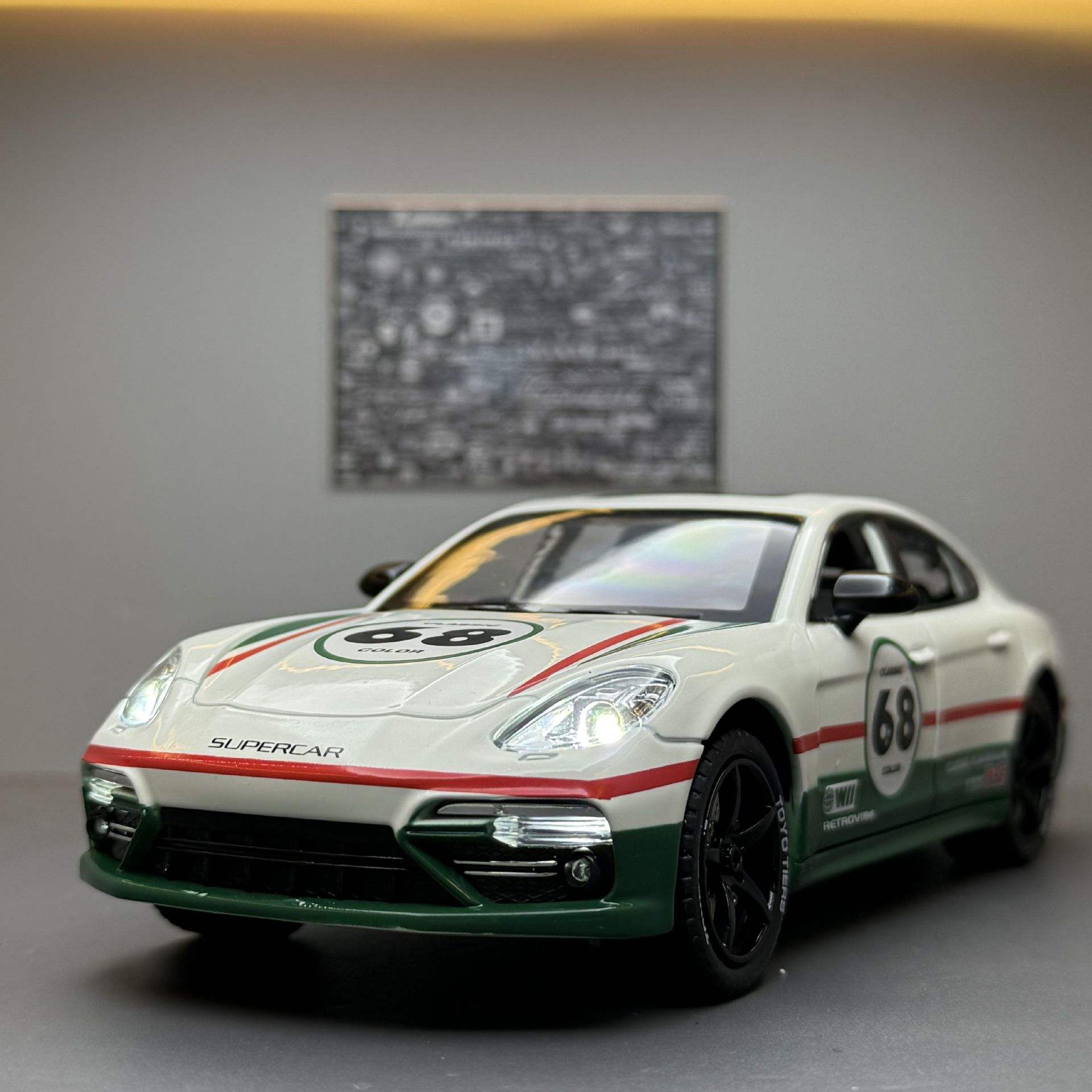 新款 车致合金1:24帕拉梅拉赛道版带喷雾声光玩具汽车模型摆件