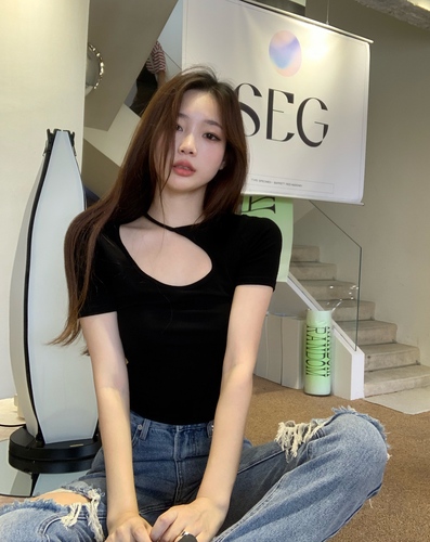 Real shooting new sexy diagonal shoulder hanging neck short sleeve navel exposed T-shirt + irregular Hip Wrap Skirt Set