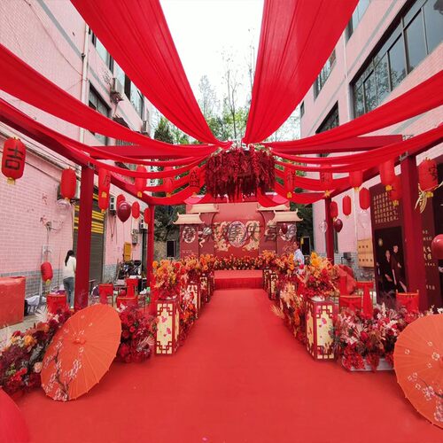 农村庭院婚礼布置结婚吊顶挂布条幅红绸缎布布幔户外院子装饰室外