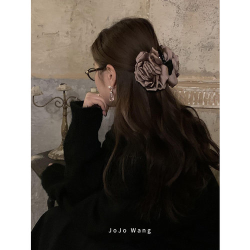 秋冬限定~卡其丝绸花朵抓夹女