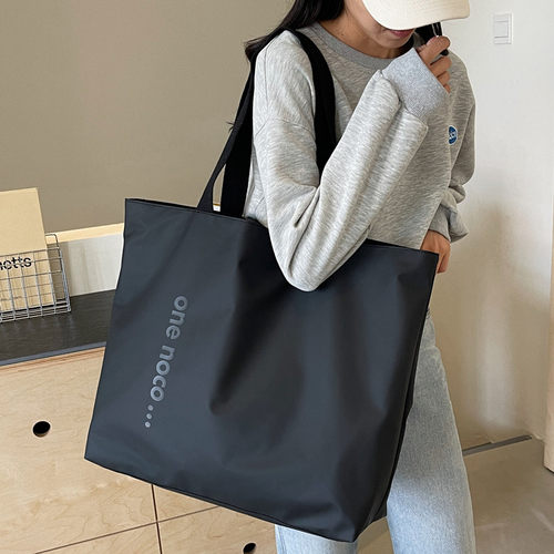 大容量通勤托特包包女2026新款时尚百搭单肩包运动旅行包斜挎包潮