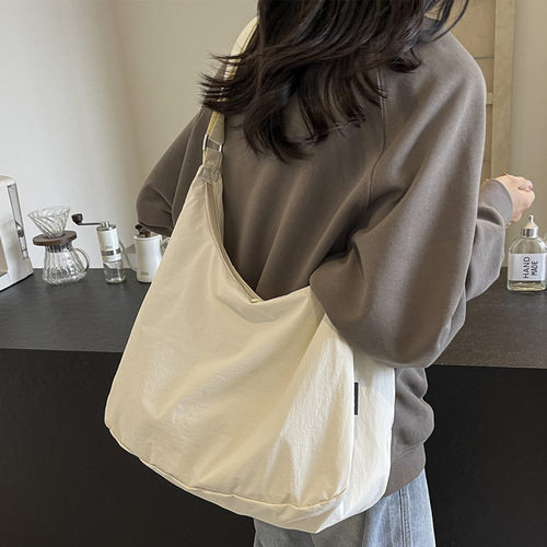 防水尼龙布袋斜挎包2025新款百搭饺子包简约大容量学生上课单肩包