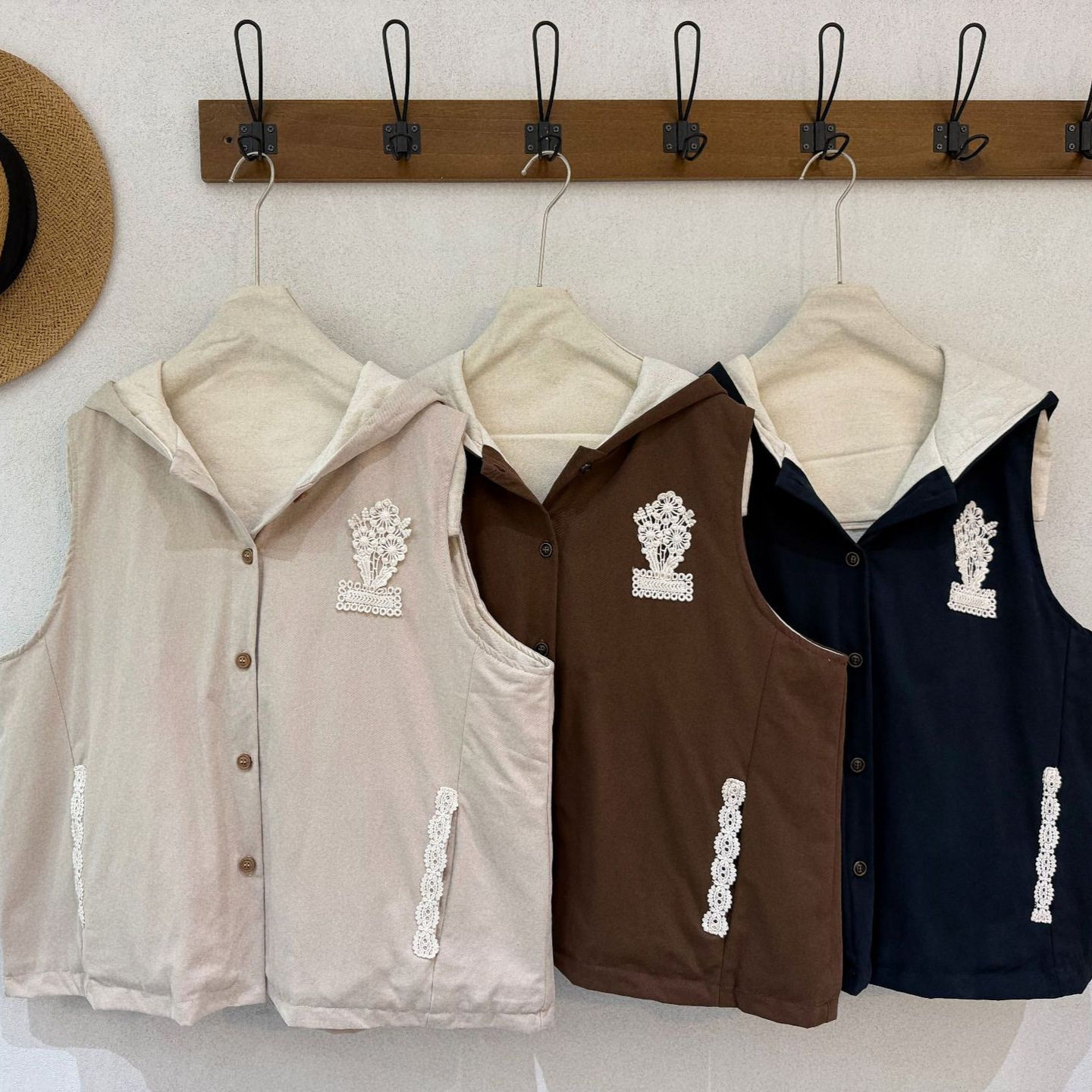 2026秋冬新款复古文艺连帽贴花棉服背心宽松休闲叠穿百搭棉衣保暖