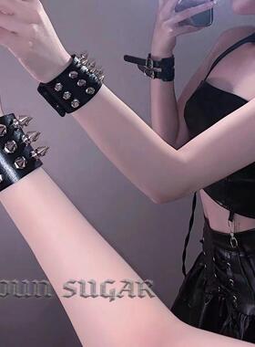 朋克尖钉铆钉手链暗黑风皮质手环情侣饰品潮酷街头嘻哈穿搭手环