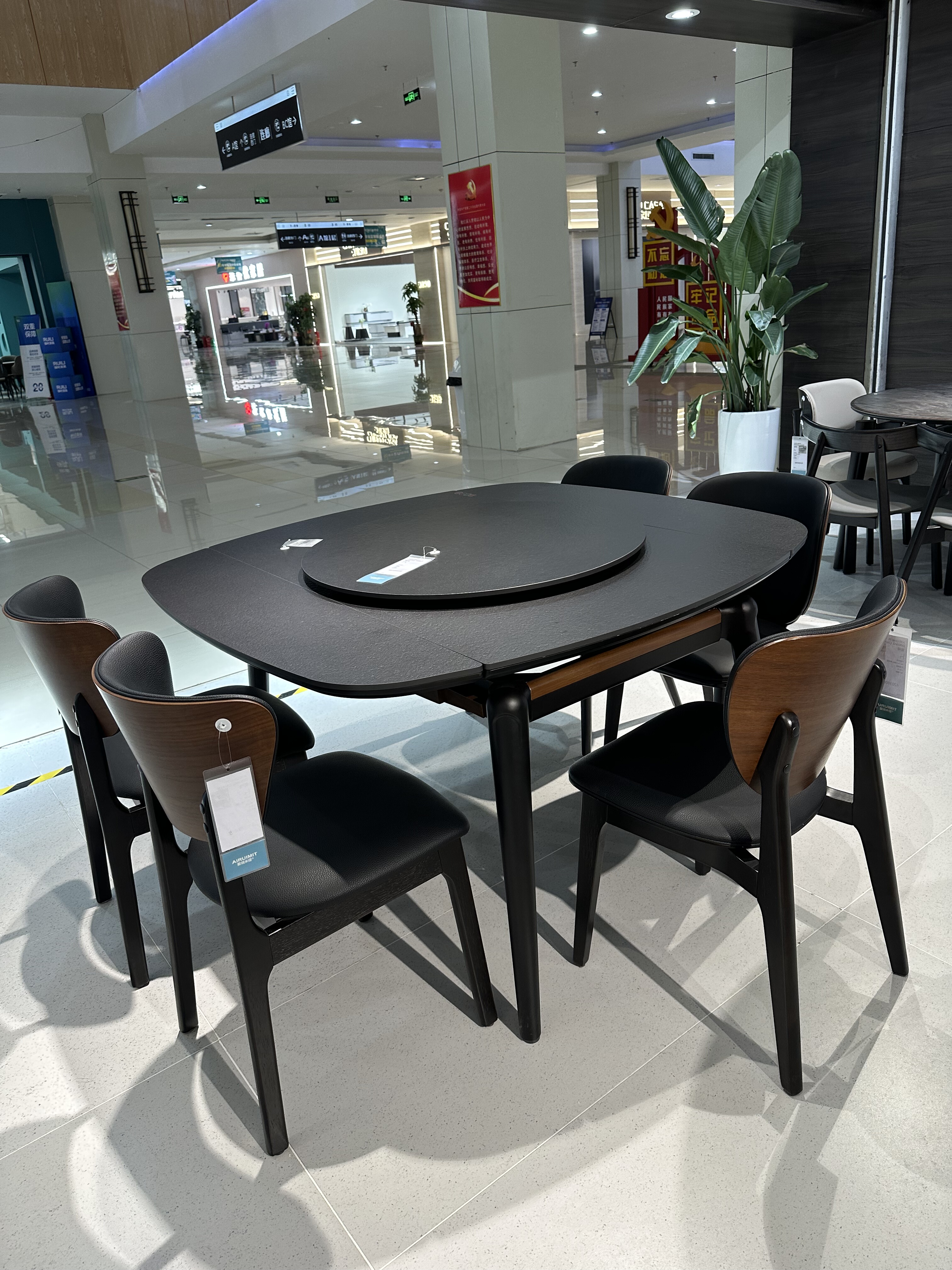 黑色岩板餐桌椅组合现代简约轻奢高端长方形餐桌实木可伸缩家用