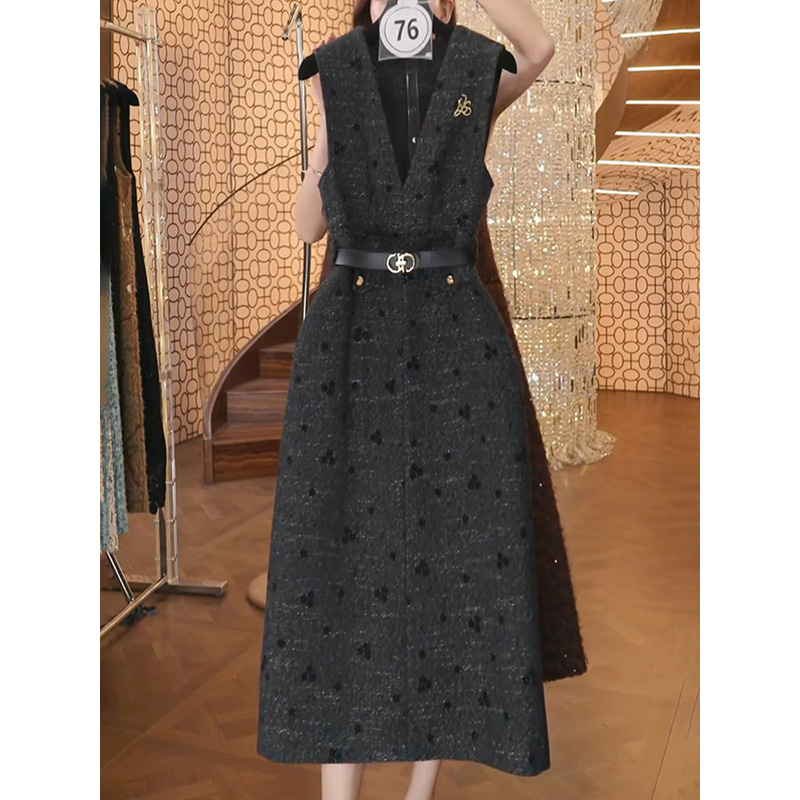 高档轻奢洋气加厚V领背心裙女2025冬季新款超仙名媛洋气显瘦A字裙