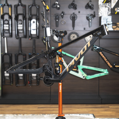 新款PIVOT PHOENIXDH速降软尾碳纤维山地车架