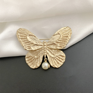 精致时尚金色蝴蝶珍珠CD吊坠胸针女雾霾金法式复古高级感大衣配饰