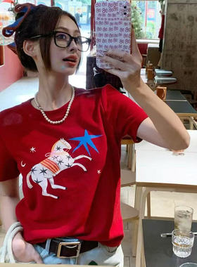 欧洲站2026春季新款V+.COM红色小马刺绣天空印花磨毛短袖T恤内搭