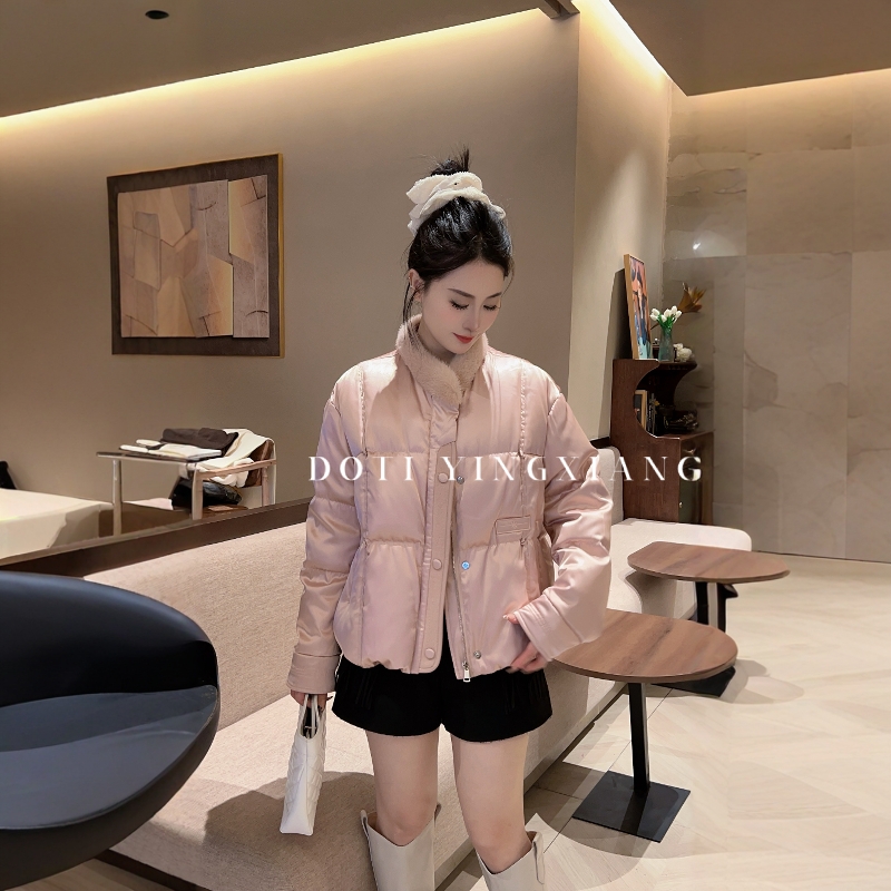 百搭缎面倌立领拼接羽绒服