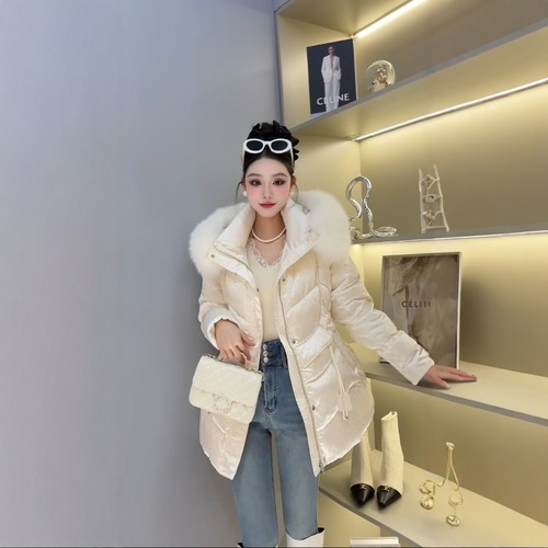 街头记忆面料常规连帽镶钻羽绒服