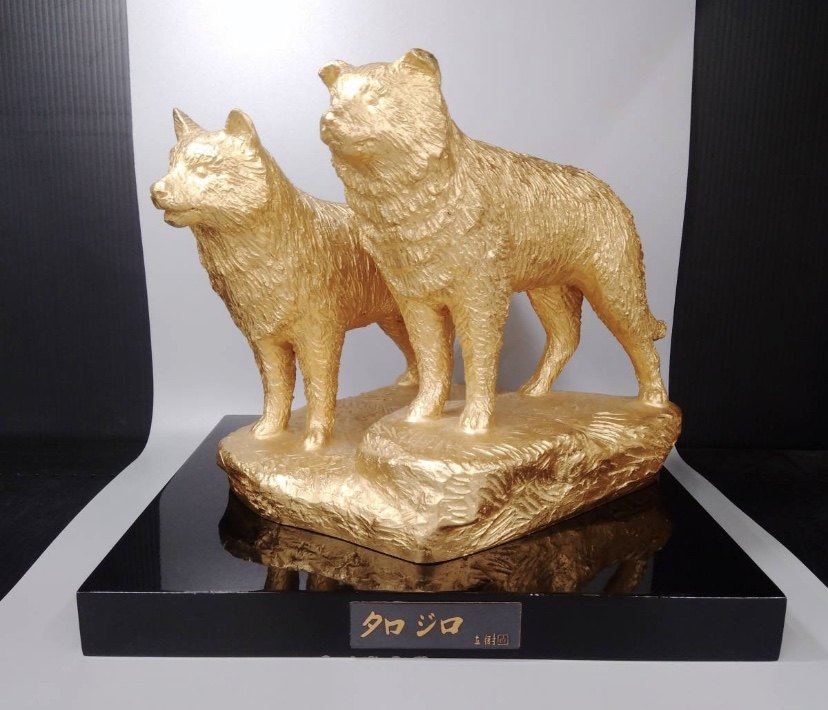 富永直樹作涂金铸铜夫妻狗，重7.7公斤，高21.5厘米，长28.5厘米