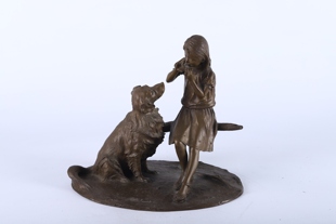 日本雕塑家大道寺光弘作《嬉戏》铜摆件，重4.9千克，高24厘米。