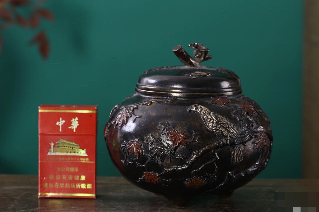 一光堂作超大满工浮雕铜香炉，重2.1千克，高15cm宽16cm