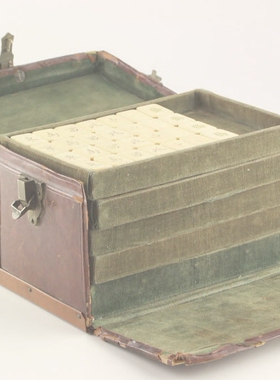 日本老竹骨麻将，牌尺寸长1.8厘米，宽2.5，厚1.3，骨厚0.9。